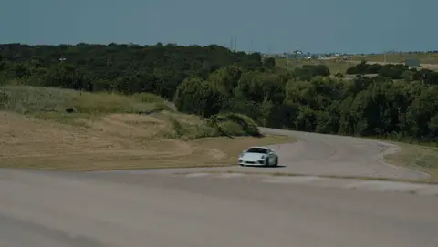 Strong Porsche approach and pass with a complete action beat.
