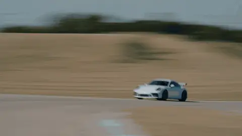 Strong lateral Porsche pan with a clear entry, pass, and exit.
